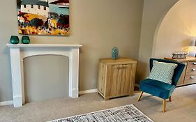 Canada House - Sleeps 6 -3 King Or 6 Single Ideal For Contractors